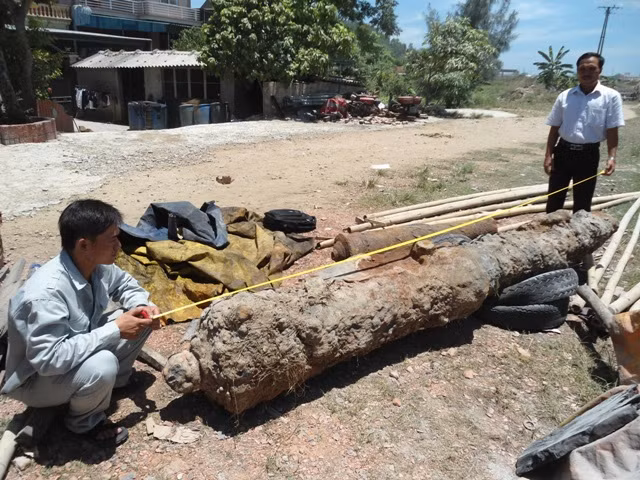 Theo nhận định ban đầu, hai khẩu súng thần công này có niên đại cách đây khoảng trên 350 năm.