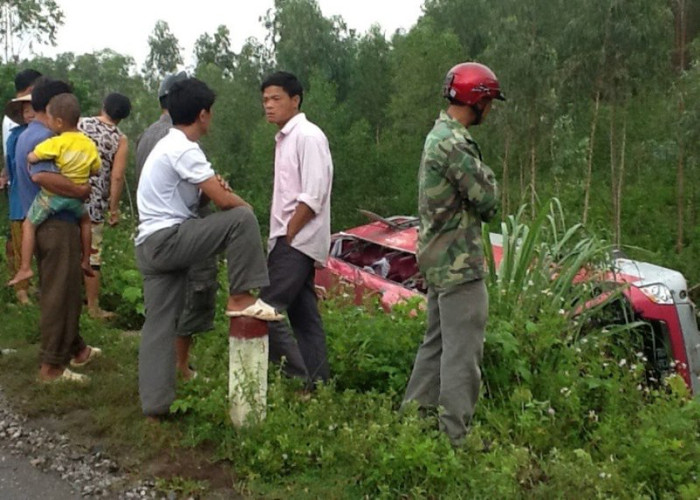 Rất đông người dân đã có mặt tại hiện trường tai nạn Rất đông người dân đã có mặt tại hiện trường tai nạn