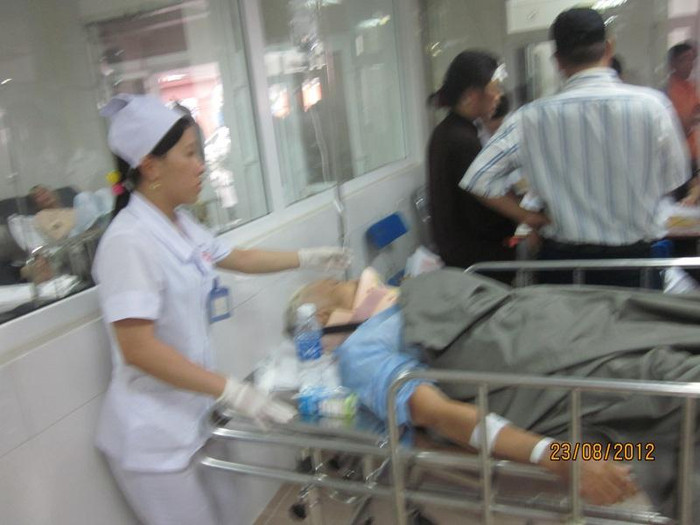 Các y, bác sĩ đang chữa trị cho các nạn nhân bị thương Các y, bác sĩ đang chữa trị cho các nạn nhân bị thương