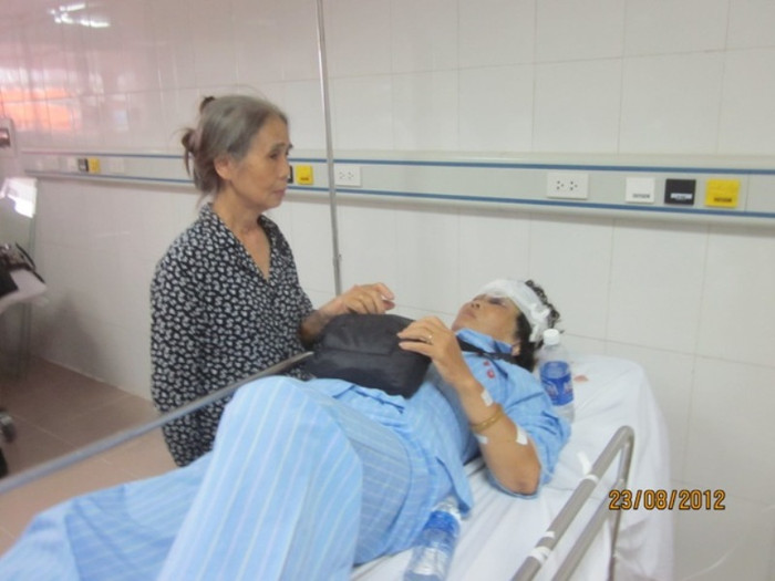 Người thân các nạn nhân đang lo lắng cho các nạn nhân bị thương Người thân các nạn nhân đang lo lắng cho các nạn nhân bị thương