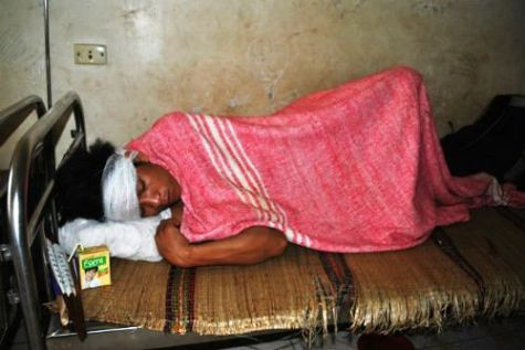 Các công nhân bị thương đang được điều trị tại Bệnh viện Đa khoa huyện Quỳ Châu Các công nhân bị thương đang được điều trị tại Bệnh viện Đa khoa huyện Quỳ Châu