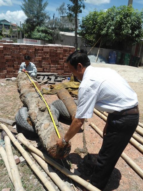 Kích cỡ khẩu thần công thứ nhất có chiều dài 3,4m, nặng trên 2 tấn. Khẩu thứ hai có chiều dài 1,4m và nặng gần 500kg Kích cỡ khẩu thần công thứ nhất có chiều dài 3,4m, nặng trên 2 tấn. Khẩu thứ hai có chiều dài 1,4m và nặng gần 500kg