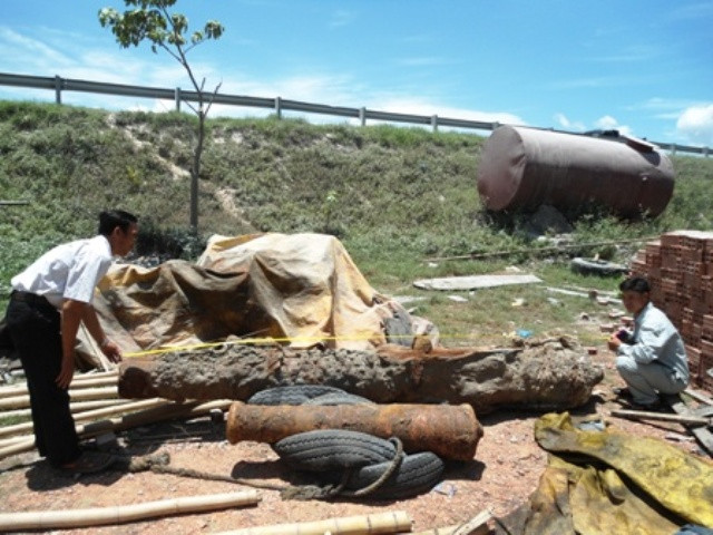 Nhận được thông tin, anh Nguyễn Văn Bình - chuyên thu mua sắt vụn đã thuê xà lan cùng đội lặn đến khu vực này để trục vớt hai khẩu thần công trên. Nhận được thông tin, anh Nguyễn Văn Bình - chuyên thu mua sắt vụn đã thuê xà lan cùng đội lặn đến khu vực này để trục vớt hai khẩu thần công trên.