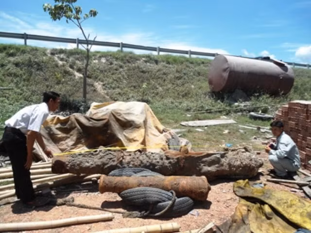 Nhận được thông tin, anh Nguyễn Văn Bình - chuyên thu mua sắt vụn đã thuê xà lan cùng đội lặn đến khu vực này để trục vớt hai khẩu thần công trên.