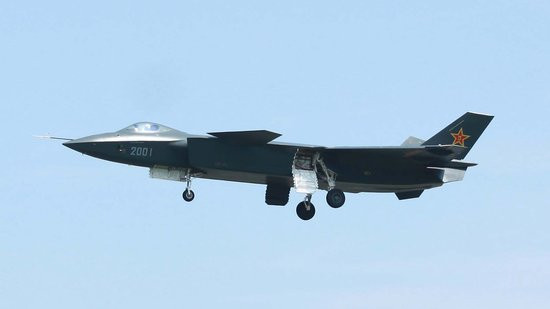 Máy bay chiến đấu tàng hình T-50 Nga (trên) và máy bay chiến đấu tàng hình J-20 Trung Quốc (dưới) đều đang được phát triển. Máy bay chiến đấu tàng hình T-50 Nga (trên) và máy bay chiến đấu tàng hình J-20 Trung Quốc (dưới) đều đang được phát triển.