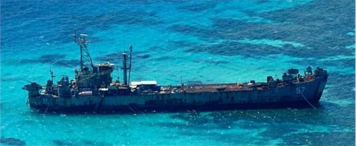 Tàu đổ bộ cũ của Philippines trên bãi Cỏ Mây - Philippines cho 1 tiểu đội chốt giữ tại đây. Tàu đổ bộ cũ của Philippines trên bãi Cỏ Mây - Philippines cho 1 tiểu đội chốt giữ tại đây.