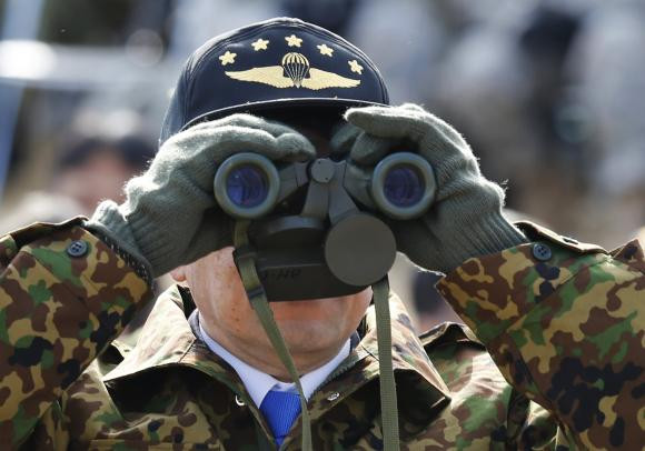 Bộ trưởng Quốc phòng Nhật Bản kiểm tra một cuộc tập trận vào ngày 12 tháng 1 năm 2014 Bộ trưởng Quốc phòng Nhật Bản kiểm tra một cuộc tập trận vào ngày 12 tháng 1 năm 2014