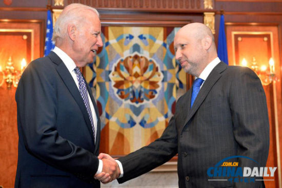 Ngày 22 tháng 4 năm 2014, Tổng thống tạm quyền Ukraine chào đón Phó Tổng thống Mỹ Joe Biden Ngày 22 tháng 4 năm 2014, Tổng thống tạm quyền Ukraine chào đón Phó Tổng thống Mỹ Joe Biden