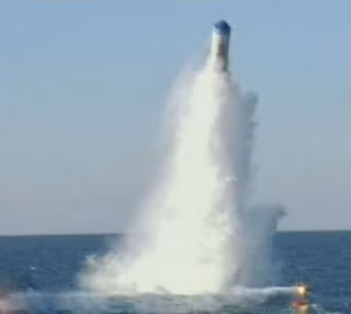 Tên lửa Cự Lang-2 Trung Quốc phóng từ tàu ngầm Tên lửa Cự Lang-2 Trung Quốc phóng từ tàu ngầm