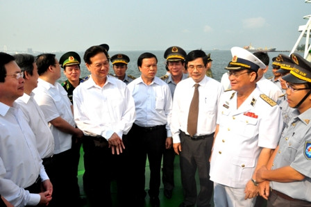 Thủ tướng Nguyễn Tấn Dũng nói chuyện với cán bộ các lực lượng trên tàu kiểm ngư Việt Nam Thủ tướng Nguyễn Tấn Dũng nói chuyện với cán bộ các lực lượng trên tàu kiểm ngư Việt Nam