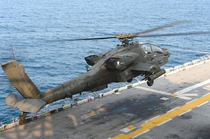 Ngày 11 tháng 4 năm 2014, tàu tấn công đổ bộ USS Bonhomme Richard LHD-6 của Hải quân Mỹ tiến hành huấn luyện ở biển Hoa Đông, máy bay trực thăng AH-64D Apache hạ cánh trên tàu (nguồn Tân Hoa xã). Ngày 11 tháng 4 năm 2014, tàu tấn công đổ bộ USS Bonhomme Richard LHD-6 của Hải quân Mỹ tiến hành huấn luyện ở biển Hoa Đông, máy bay trực thăng AH-64D Apache hạ cánh trên tàu (nguồn Tân Hoa xã).
