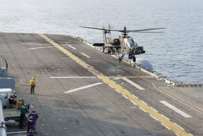 Máy bay trực thăng Apache hạ cánh trên tàu tấn công đổ bộ USS Bonhomme Richard LHD-6 Máy bay trực thăng Apache hạ cánh trên tàu tấn công đổ bộ USS Bonhomme Richard LHD-6