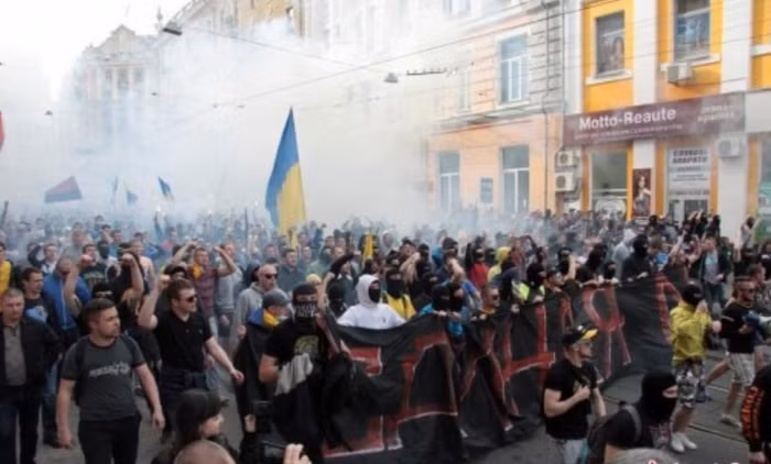 Người dân thân Nga tiến hành biểu tình quy mô lớn ở miền đông Ukraine vào ngày 28 tháng 4 năm 2014 Người dân thân Nga tiến hành biểu tình quy mô lớn ở miền đông Ukraine vào ngày 28 tháng 4 năm 2014