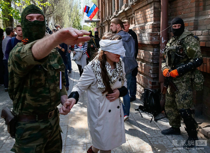 Lực lượng thân Nga bắt giữ một phóng viên Ukraine Lực lượng thân Nga bắt giữ một phóng viên Ukraine