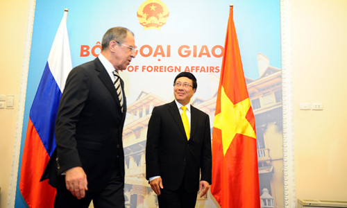 Ngày 16 tháng 4 năm 2014, Phó Thủ tướng kiêm Bộ trưởng Ngoại giao Việt Nam Phạm Bình Minh đón tiếp Ngoại trưởng Nga Sergei Lavrov Ngày 16 tháng 4 năm 2014, Phó Thủ tướng kiêm Bộ trưởng Ngoại giao Việt Nam Phạm Bình Minh đón tiếp Ngoại trưởng Nga Sergei Lavrov