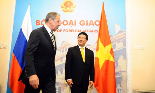 Ngày 16 tháng 4 năm 2014, Phó Thủ tướng kiêm Bộ trưởng Ngoại giao Việt Nam Phạm Bình Minh đón tiếp Ngoại trưởng Nga Sergei Lavrov Ngày 16 tháng 4 năm 2014, Phó Thủ tướng kiêm Bộ trưởng Ngoại giao Việt Nam Phạm Bình Minh đón tiếp Ngoại trưởng Nga Sergei Lavrov