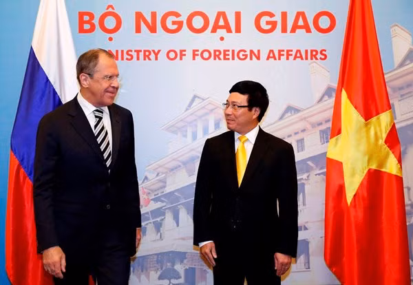 Ngày 16 tháng 4 năm 2014, Phó Thủ tướng kiêm Bộ trưởng Ngoại giao Việt Nam Phạm Bình Minh đón tiếp Ngoại trưởng Nga Sergei Lavrov Ngày 16 tháng 4 năm 2014, Phó Thủ tướng kiêm Bộ trưởng Ngoại giao Việt Nam Phạm Bình Minh đón tiếp Ngoại trưởng Nga Sergei Lavrov