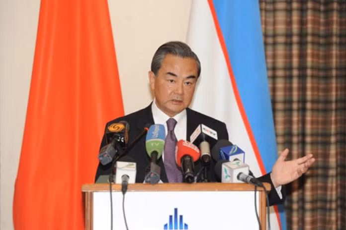 Ngoại trưởng Trung Quốc Vương Nghị gặp gỡ báo chí tại Tashkent, thủ đô Uzbekistan ngày 24/5/2016. Nguồn ảnh: mfa.gov.cn