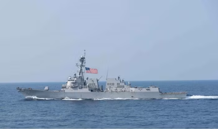 Tàu khu trục William P. L:awrence DDG 110 Hải quân Mỹ trên Biển Đông ngày 30/3/2016. Nguồn ảnh: Internet