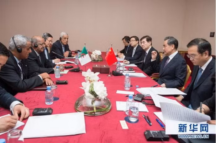 Bộ trưởng Ngoại giao Trung Quốc Vương Nghị và người đồng cấp Algeria gặp gỡ ngày 11/5/2016. Nguồn ảnh: Tân Hoa xã