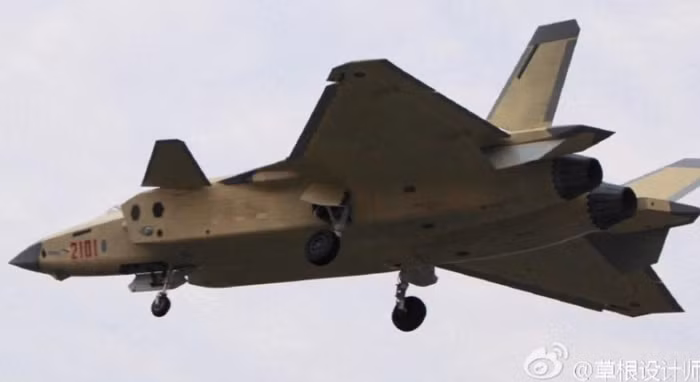 Máy bay chiến đấu tàng hình J-20 số hiệu 2101 Trung Quốc bay thử
