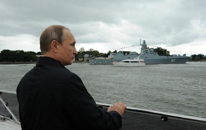 Tổng thống Nga Vladimir Putin kiểm duyệt nhiều tàu hộ vệ tàng hình mới của Nga Tổng thống Nga Vladimir Putin kiểm duyệt nhiều tàu hộ vệ tàng hình mới của Nga
