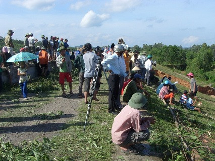 Hằng trăm người dân lo lắng khi chứng kiến nước nhấn chìm cả vùng đồng ruộng và dân cư.