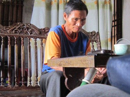 Ông Nguyễn Hữu Sơn (bố chị Khương) đau đớn khi con gái bị con rể mình giết hại.