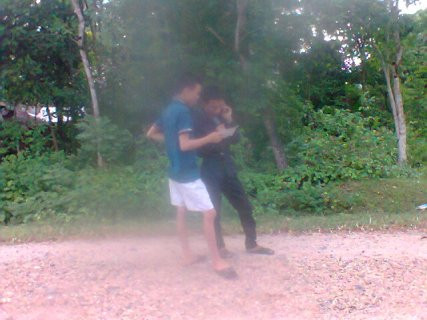 Hai thanh niên bán thẻ tại cầu Rào Trổ liên tục gọi điện nhắn tin cho các đối tượng khác để lấy mã thẻ cào Viettel bán cho người dân Hai thanh niên bán thẻ tại cầu Rào Trổ liên tục gọi điện nhắn tin cho các đối tượng khác để lấy mã thẻ cào Viettel bán cho người dân