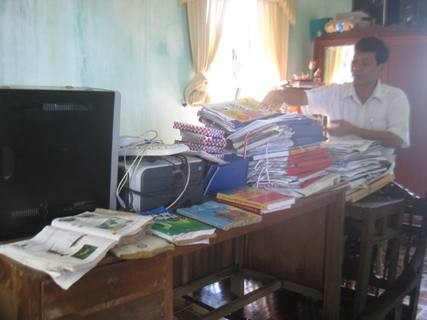 Sách vở và một số trang thiết bị dạy học cũng đã bị nước lũ làm hư hại