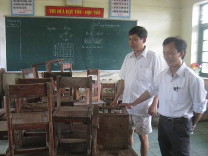 Bàn ghế tại các phòng học đã bị nước lũ làm hư hỏng khá nhiều