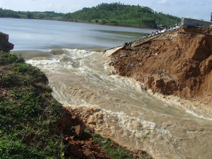 Đập Tây Nguyên bị vỡ hơn 10m và có nguy cơ tiếp tục lan rộng thêm