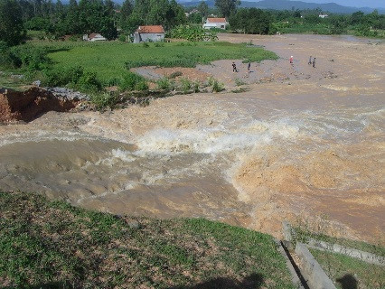 Lượng nước lớn thoát ra do vỡ đập đã gây ngập úng nhiều diện tích hoa màu và uy hiếp đời sống của nhiều hộ dân