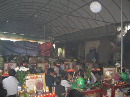 Nhiều người đã trở thành nạn nhân của các trung tâm áp vong tự phát. Một trung tâm áp vong tại tỉnh Nghệ An (ảnh chụp tháng 7/2011) Nhiều người đã trở thành nạn nhân của các trung tâm áp vong tự phát. Một trung tâm áp vong tại tỉnh Nghệ An (ảnh chụp tháng 7/2011)
