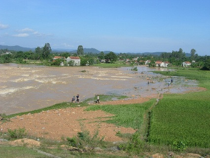 Một số nhà dân ngay dưới chân đập đã bị nước ngập vào đến nhà