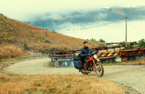 Nhọc nhằn chở "mầm sống" lên đỉnh núi.