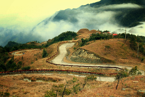 Mây luồn trên những” đường cong” làm mê đắm lòng người.