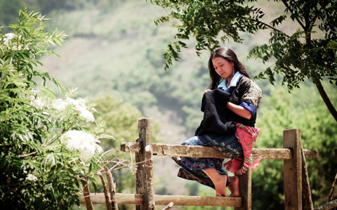 Cô gái HMong đang khâu vá (Mù Cang Chải). Cô gái HMong đang khâu vá (Mù Cang Chải).