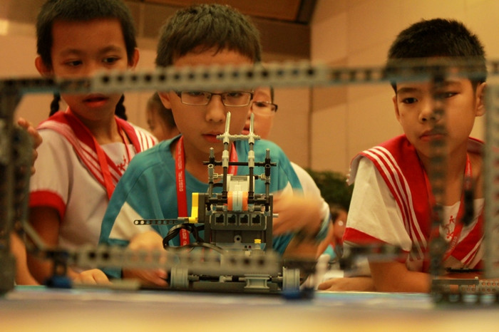 Một thí sinh điều khiển robot đến từ Malaysia đang chăm chú với phần thi. Hotgirl Yến Korea làm lu mờ cả hoa cỏ mùa xuân Á hậu Việt Đỗ Hoàng Anh - Ngôi sao sáng của ĐH Văn hóa Hà Nội >>Hoa khôi các trường đại học, cao đẳng >>Xem clip màn trình diễn siêu Robot của học sinh Việt Nam Một thí sinh điều khiển robot đến từ Malaysia đang chăm chú với phần thi. Hotgirl Yến Korea làm lu mờ cả hoa cỏ mùa xuân Á hậu Việt Đỗ Hoàng Anh - Ngôi sao sáng của ĐH Văn hóa Hà Nội >>Hoa khôi các trường đại học, cao đẳng >>Xem clip màn trình diễn siêu Robot của học sinh Việt Nam