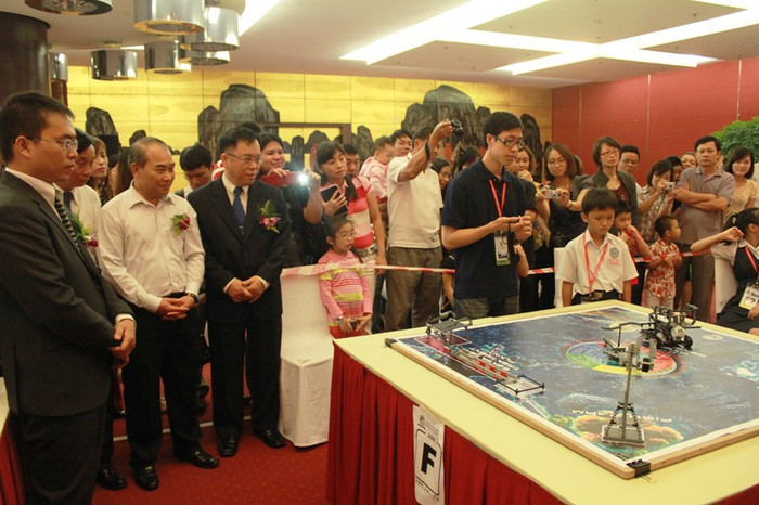 Trong buổi thi đấu sáng nay có sự hiện diện của Thứ trưởng Bộ GD&ĐT Nguyễn Vinh Hiển. Hotgirl Yến Korea làm lu mờ cả hoa cỏ mùa xuân Á hậu Việt Đỗ Hoàng Anh - Ngôi sao sáng của ĐH Văn hóa Hà Nội >>Hoa khôi các trường đại học, cao đẳng >>Xem clip màn trình diễn siêu Robot của học sinh Việt Nam Trong buổi thi đấu sáng nay có sự hiện diện của Thứ trưởng Bộ GD&ĐT Nguyễn Vinh Hiển. Hotgirl Yến Korea làm lu mờ cả hoa cỏ mùa xuân Á hậu Việt Đỗ Hoàng Anh - Ngôi sao sáng của ĐH Văn hóa Hà Nội >>Hoa khôi các trường đại học, cao đẳng >>Xem clip màn trình diễn siêu Robot của học sinh Việt Nam