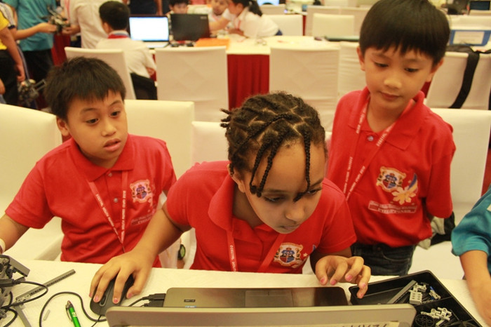 Các thí sinh người Philippines đang chăm chú tìm chi tiết để lắp ráp một con robot. Hotgirl Yến Korea làm lu mờ cả hoa cỏ mùa xuân Á hậu Việt Đỗ Hoàng Anh - Ngôi sao sáng của ĐH Văn hóa Hà Nội >>Hoa khôi các trường đại học, cao đẳng >>Xem clip màn trình diễn siêu Robot của học sinh Việt Nam Các thí sinh người Philippines đang chăm chú tìm chi tiết để lắp ráp một con robot. Hotgirl Yến Korea làm lu mờ cả hoa cỏ mùa xuân Á hậu Việt Đỗ Hoàng Anh - Ngôi sao sáng của ĐH Văn hóa Hà Nội >>Hoa khôi các trường đại học, cao đẳng >>Xem clip màn trình diễn siêu Robot của học sinh Việt Nam