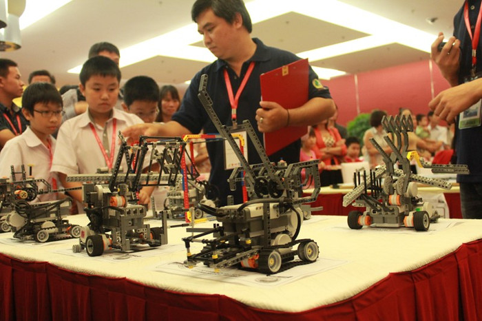 Trước mỗi phần thi trọng tài sẽ tiến hành đo đạc cẩn thẩn những chi tiết xung quanh con Robot xem có đủ tiêu chuẩn hay không, nếu thừa sẽ phải làm lại. Hotgirl Yến Korea làm lu mờ cả hoa cỏ mùa xuân Á hậu Việt Đỗ Hoàng Anh - Ngôi sao sáng của ĐH Văn hóa Hà Nội >>Hoa khôi các trường đại học, cao đẳng >>Xem clip màn trình diễn siêu Robot của học sinh Việt Nam Trước mỗi phần thi trọng tài sẽ tiến hành đo đạc cẩn thẩn những chi tiết xung quanh con Robot xem có đủ tiêu chuẩn hay không, nếu thừa sẽ phải làm lại. Hotgirl Yến Korea làm lu mờ cả hoa cỏ mùa xuân Á hậu Việt Đỗ Hoàng Anh - Ngôi sao sáng của ĐH Văn hóa Hà Nội >>Hoa khôi các trường đại học, cao đẳng >>Xem clip màn trình diễn siêu Robot của học sinh Việt Nam