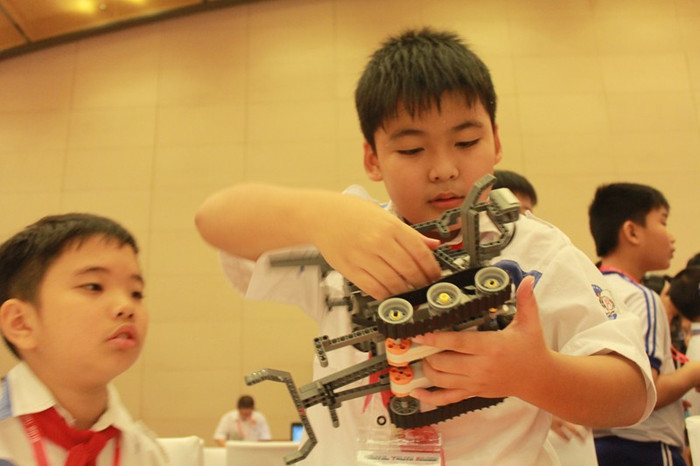 Hai học sinh Trường tiểu học Đoàn Thị Điểm đang tiến hành hoàn thiện con Robot của mình. Hotgirl Yến Korea làm lu mờ cả hoa cỏ mùa xuân Á hậu Việt Đỗ Hoàng Anh - Ngôi sao sáng của ĐH Văn hóa Hà Nội >>Hoa khôi các trường đại học, cao đẳng >>Xem clip màn trình diễn siêu Robot của học sinh Việt Nam Hai học sinh Trường tiểu học Đoàn Thị Điểm đang tiến hành hoàn thiện con Robot của mình. Hotgirl Yến Korea làm lu mờ cả hoa cỏ mùa xuân Á hậu Việt Đỗ Hoàng Anh - Ngôi sao sáng của ĐH Văn hóa Hà Nội >>Hoa khôi các trường đại học, cao đẳng >>Xem clip màn trình diễn siêu Robot của học sinh Việt Nam