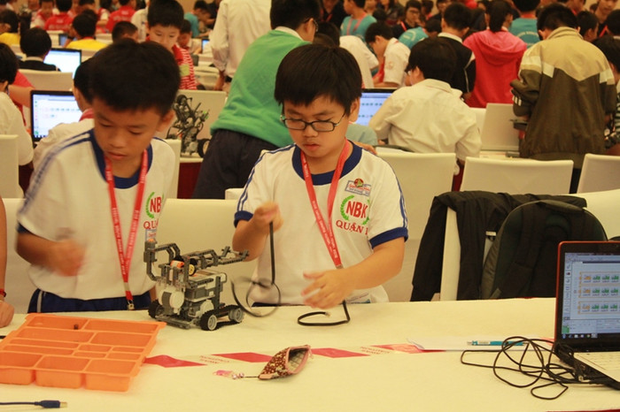 Đội của Trường tiểu học Nguyễn Bỉnh Khiêm của Việt Nam đang chuẩn bị lắp ráp những con robot để bắt đầu cuộc tranh tài. >>Xem clip màn trình diễn siêu Robot của học sinh Việt Nam Hotgirl Yến Korea làm lu mờ cả hoa cỏ mùa xuân Á hậu Việt Đỗ Hoàng Anh - Ngôi sao sáng của ĐH Văn hóa Hà Nội >>Hoa khôi các trường đại học, cao đẳng Đội của Trường tiểu học Nguyễn Bỉnh Khiêm của Việt Nam đang chuẩn bị lắp ráp những con robot để bắt đầu cuộc tranh tài. >>Xem clip màn trình diễn siêu Robot của học sinh Việt Nam Hotgirl Yến Korea làm lu mờ cả hoa cỏ mùa xuân Á hậu Việt Đỗ Hoàng Anh - Ngôi sao sáng của ĐH Văn hóa Hà Nội >>Hoa khôi các trường đại học, cao đẳng