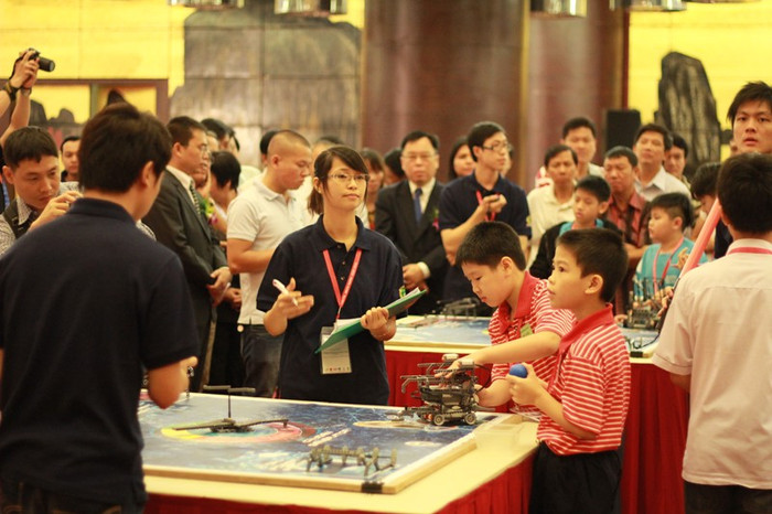 Các em học sinh Trường tiểu học Xuân Đỉnh chuẩn bị bước vào phần thi. >>Xem clip màn trình diễn siêu Robot của học sinh Việt Nam Hotgirl Yến Korea làm lu mờ cả hoa cỏ mùa xuân Á hậu Việt Đỗ Hoàng Anh - Ngôi sao sáng của ĐH Văn hóa Hà Nội >>Hoa khôi các trường đại học, cao đẳng Các em học sinh Trường tiểu học Xuân Đỉnh chuẩn bị bước vào phần thi. >>Xem clip màn trình diễn siêu Robot của học sinh Việt Nam Hotgirl Yến Korea làm lu mờ cả hoa cỏ mùa xuân Á hậu Việt Đỗ Hoàng Anh - Ngôi sao sáng của ĐH Văn hóa Hà Nội >>Hoa khôi các trường đại học, cao đẳng