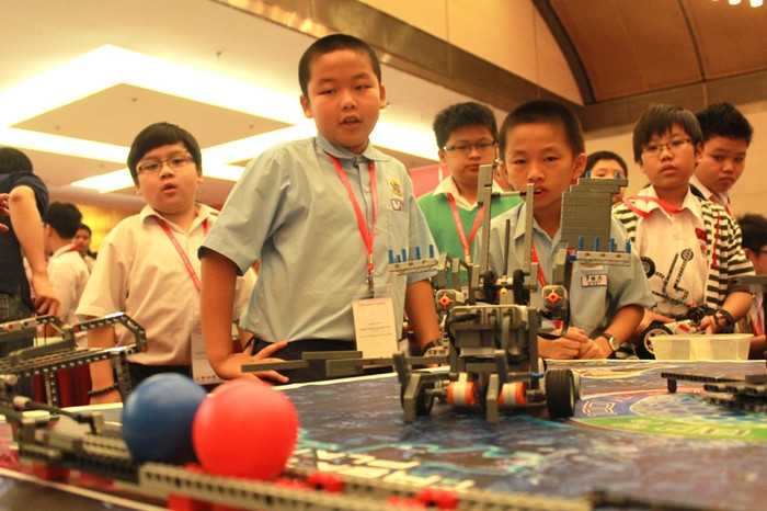 Một con robot hoàn thành phần thi. Hotgirl Yến Korea làm lu mờ cả hoa cỏ mùa xuân Á hậu Việt Đỗ Hoàng Anh - Ngôi sao sáng của ĐH Văn hóa Hà Nội >>Hoa khôi các trường đại học, cao đẳng >>Xem clip màn trình diễn siêu Robot của học sinh Việt Nam Một con robot hoàn thành phần thi. Hotgirl Yến Korea làm lu mờ cả hoa cỏ mùa xuân Á hậu Việt Đỗ Hoàng Anh - Ngôi sao sáng của ĐH Văn hóa Hà Nội >>Hoa khôi các trường đại học, cao đẳng >>Xem clip màn trình diễn siêu Robot của học sinh Việt Nam