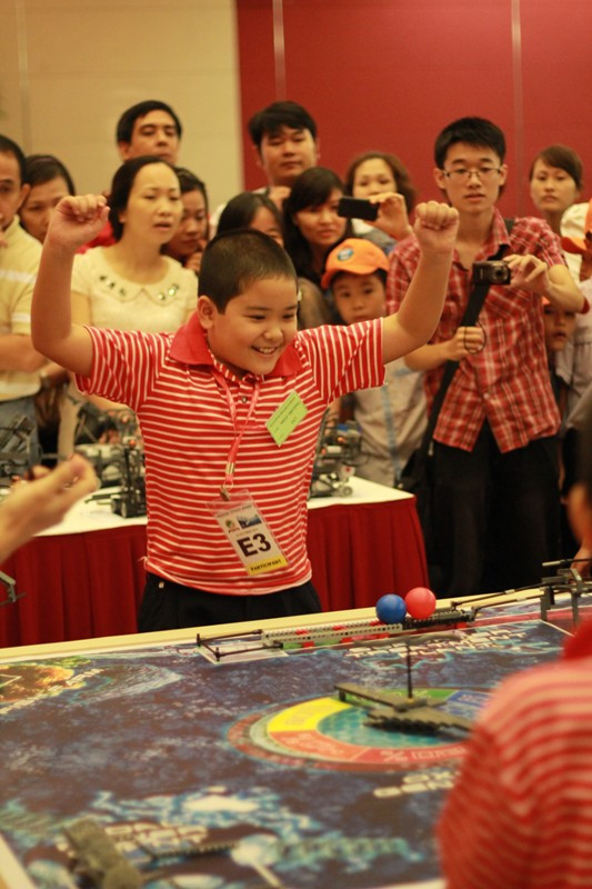 Và đã hoàn thành xuất sắc phần thi của mình, trong ảnh một học sinh nhảy lên vì sung sướng. >>Xem clip màn trình diễn siêu Robot của học sinh Việt Nam Hotgirl Yến Korea làm lu mờ cả hoa cỏ mùa xuân Á hậu Việt Đỗ Hoàng Anh - Ngôi sao sáng của ĐH Văn hóa Hà Nội >>Hoa khôi các trường đại học, cao đẳng Và đã hoàn thành xuất sắc phần thi của mình, trong ảnh một học sinh nhảy lên vì sung sướng. >>Xem clip màn trình diễn siêu Robot của học sinh Việt Nam Hotgirl Yến Korea làm lu mờ cả hoa cỏ mùa xuân Á hậu Việt Đỗ Hoàng Anh - Ngôi sao sáng của ĐH Văn hóa Hà Nội >>Hoa khôi các trường đại học, cao đẳng