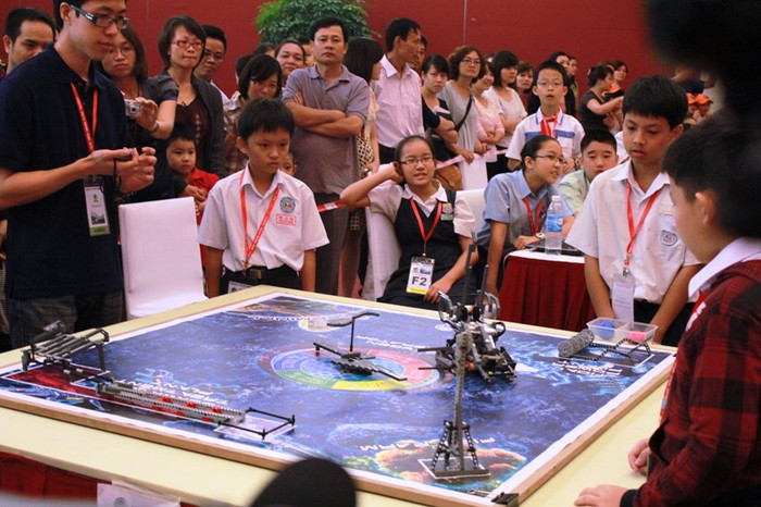 Việc áp dụng lý thuyết vào thực tế, lắp ráp và lập trình robot sẽ làm sinh động thêm kiến thức mà các em đã được học. Hotgirl Yến Korea làm lu mờ cả hoa cỏ mùa xuân Á hậu Việt Đỗ Hoàng Anh - Ngôi sao sáng của ĐH Văn hóa Hà Nội >>Hoa khôi các trường đại học, cao đẳng >>Xem clip màn trình diễn siêu Robot của học sinh Việt Nam Việc áp dụng lý thuyết vào thực tế, lắp ráp và lập trình robot sẽ làm sinh động thêm kiến thức mà các em đã được học. Hotgirl Yến Korea làm lu mờ cả hoa cỏ mùa xuân Á hậu Việt Đỗ Hoàng Anh - Ngôi sao sáng của ĐH Văn hóa Hà Nội >>Hoa khôi các trường đại học, cao đẳng >>Xem clip màn trình diễn siêu Robot của học sinh Việt Nam