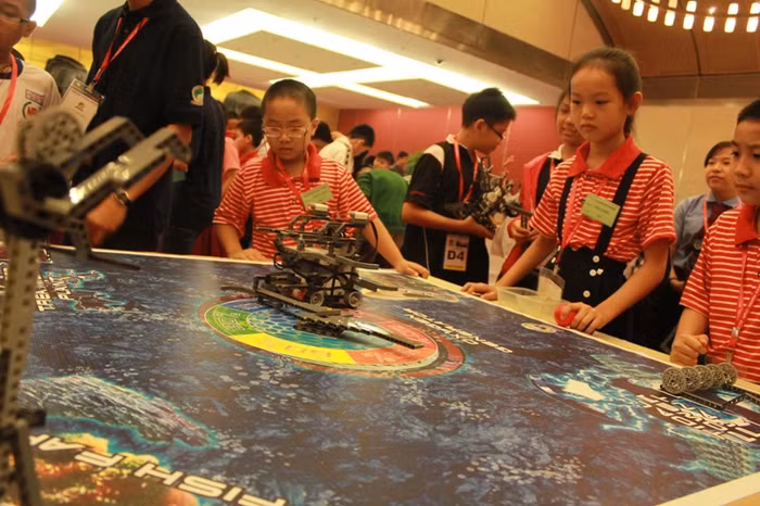 Học sinh Việt Nam trong buổi thi đấu Robotics 2012.