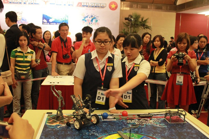 Cuộc thi robotics năm nay không chỉ có các bạn nam mà còn có nhiều học sinh nữ cũng tham gia. Hotgirl Yến Korea làm lu mờ cả hoa cỏ mùa xuân Á hậu Việt Đỗ Hoàng Anh - Ngôi sao sáng của ĐH Văn hóa Hà Nội >>Hoa khôi các trường đại học, cao đẳng >>Xem clip màn trình diễn siêu Robot của học sinh Việt Nam Cuộc thi robotics năm nay không chỉ có các bạn nam mà còn có nhiều học sinh nữ cũng tham gia. Hotgirl Yến Korea làm lu mờ cả hoa cỏ mùa xuân Á hậu Việt Đỗ Hoàng Anh - Ngôi sao sáng của ĐH Văn hóa Hà Nội >>Hoa khôi các trường đại học, cao đẳng >>Xem clip màn trình diễn siêu Robot của học sinh Việt Nam